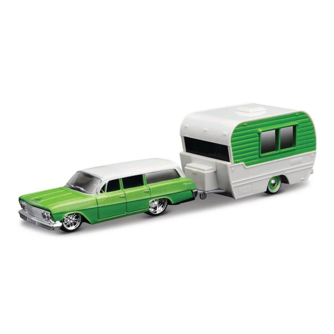 1962 Chevrolet Biscayne Wagon s přívěsem