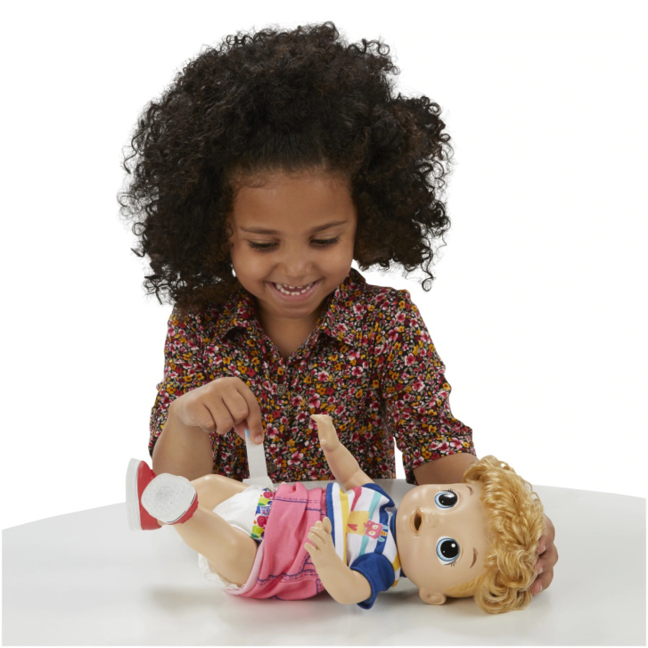 Baby Alive – Chodící a smějící se panenka