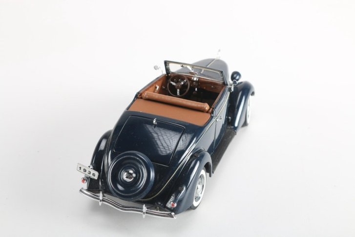 Ford Deluxe Cabriolet 1:18