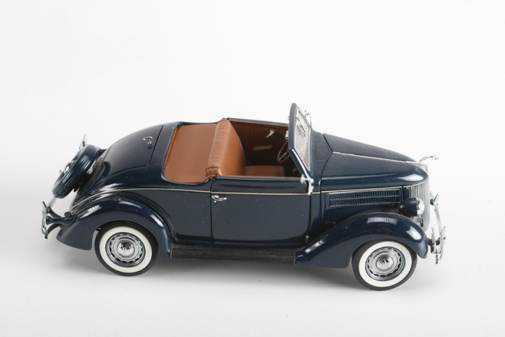 Ford Deluxe Cabriolet 1:18