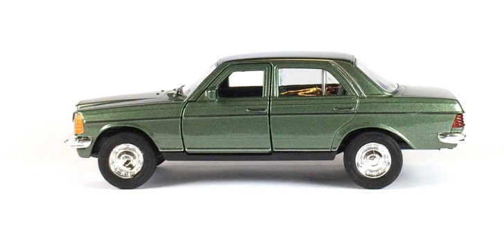 Mercedes Benz W123 1:34