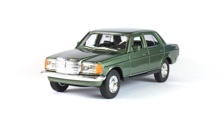Mercedes Benz W123 1:34