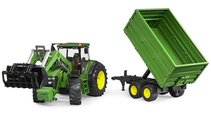 Traktor John Deere 7930 s přívěsem